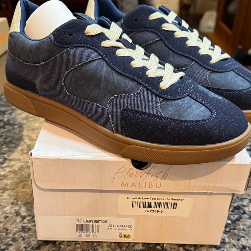 NIB Blowfish Malibu navy sneaker women’s size 9